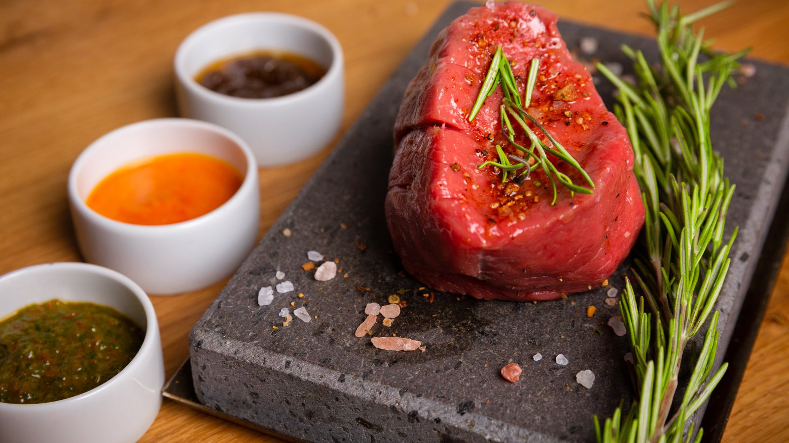 Steak mit Saucen auf Lavastein